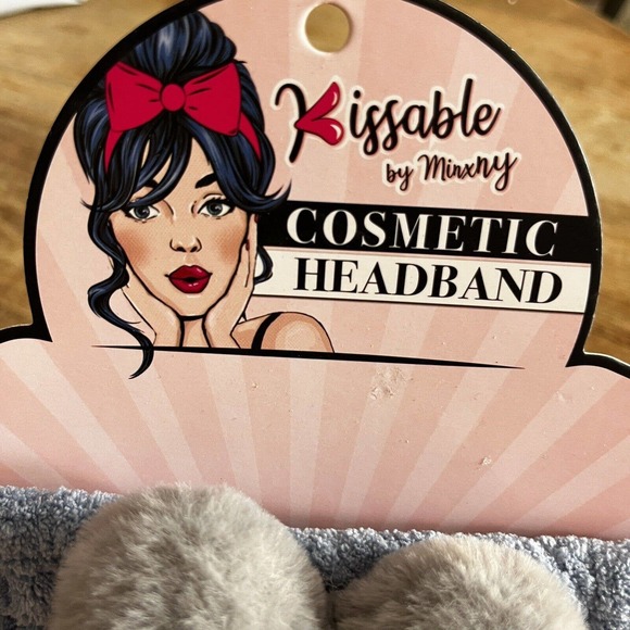 Cosmetic Headband With Heart Terrycloth Kissable By MinxNY - Picture 4 of 4